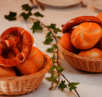 fileadmin/roha/images_galerie/kulinarisch/GAS-BROT-0011-D-roha-Brot-Semmel-Breze-Broetchen-Gedeckter-Tisch.png