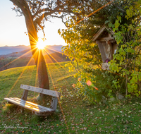 fileadmin/roha/images_galerie/orte_landschaft/Teisendorf/Neukirchen/KKKM-NEUK-HOCHH-SO-AU-0001-0702-02-D-roha-Wegkreuz-Neukirchen-Hochhorn.png