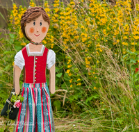 fileadmin/roha/images_galerie/Baum-natur-garten/Haus-Blumenschmuck-Deko/LANDA-GART-MAED-0001-D-roha-Landart-Deko-Garten-Dirndl-Blumenschmuck-Tracht.png