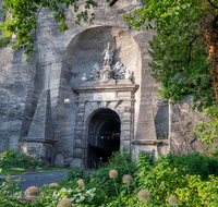 fileadmin/roha/images_galerie/orte_landschaft/Salzburg/Fassaden_und_Details/SA-NEUT-0007-D-roha-Salzburg-Neutor-Moenchsberg.png