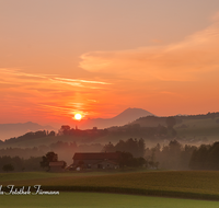 fileadmin/roha/images_galerie/stimmung-Sonne/Sonnenaufgang/SON-AU-STEINH-0021-D-roha-Sonnenaufgang-Anger-Steinhoegl-Kirche-Sonne-Gaisberg.png