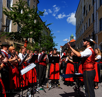 fileadmin/roha/images_galerie/musik/Blasmusik/Teisendorf-Neukirchen-Weildorf/Musikkapelle-Teisendorf/TEI-MA-STA-KON-2024-1-9985-D-roha-Teisendorf-Marktstrasse-Standkonzert.png