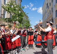 fileadmin/roha/images_galerie/musik/Blasmusik/Teisendorf-Neukirchen-Weildorf/Musikkapelle-Teisendorf/TEI-MA-STA-KON-2024-1-9985-D-roha-Teisendorf-Marktstrasse-Standkonzert.png