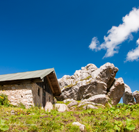 fileadmin/roha/images_galerie/orte_landschaft/Aschau/ASCHAU-KAMP-ALM-0002-D-roha-Aschau-Kampenwand-Alm-Huette-Fels-Gebirge.png