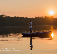 fileadmin/roha/images_galerie/Menschen/FISCH-ABTSD-0001-13-D-roha-Fischer-Boot-Wasser-Sonnenuntergang-Laufen-Leobendorf-Abtsdorfer-See-Angel-Rute.png