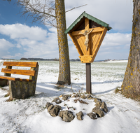 fileadmin/roha/images_galerie/kirche_religion/Saaldorf/KKKM-SAAL-AB-ST-0002-D-roha-Wegkreuz-Abtsdorf-Saaldorf-Bank.png