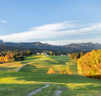 fileadmin/roha/images_galerie/Hintergrund-Download/1600x1200/LANDS-NEUK-CHIE-0001-D-roha-Landschaft-Neukirchen-Chiemgau-Berge-Herbst.png