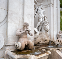 fileadmin/roha/images_galerie/orte_landschaft/Salzburg/Residenz-Kapitel-Mozartplatz/SA-KAPIT-0003-D-roha-Salzburg-Kapitelschwemme-Neptun-Brunnen.png