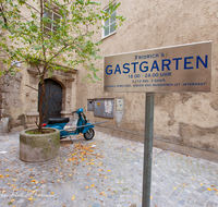 fileadmin/roha/images_galerie/orte_landschaft/Salzburg/Steingasse/SA-STEING-0010-D-roha-Salzburg-Steingasse-Kopfsteinpflaster-Gastgarten.png