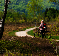 fileadmin/roha/images_galerie/Freizeit-Sport/Mountainbike-Radfahren/SPO-MOUN-KENDLM-0010-D-roha-Sport-Mountainbike-Rad-Rottau-Kendelmuehlfilzen-Weg-Seniorin.png