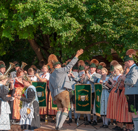 fileadmin/roha/images_galerie/orte_landschaft/Anger/Anger-Trachten-Musik-Fest/BR-FEST-ANG-MUS-TRACH-2018-08-19-0852-03-D-roha-Brauchtum-Fest-Anger-Trachtenverein-Musikkapelle-Fahne.png