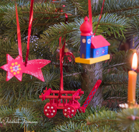 fileadmin/roha/images_galerie/brauchtum/Weihnachten/BR-WEIH-SCHMUCK-0088-D-roha-Brauchtum-Weihnachten-Schmuck-Christbaum-Berchtesgadener-War-Stern-Kirche-Leiterwagen-Kerze.png