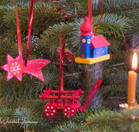 fileadmin/roha/images_galerie/brauchtum/Weihnachten/BR-WEIH-SCHMUCK-0088-D-roha-Brauchtum-Weihnachten-Schmuck-Christbaum-Berchtesgadener-War-Stern-Kirche-Leiterwagen-Kerze.png