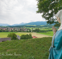 fileadmin/roha/images_galerie/kirche_religion/Teisendorf/KKKM-TEIS-SCHELM-0084-D-roha-Wegkreuz-Teisendorf-Schelmberg-Madonna-Panorama.png