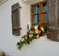 fileadmin/roha/images_galerie/Fenster-Tueren/LANDA-BRAUT-KERZ-0001-1-D-roha-Landart-Brautstrauss-Hochzeitskerze-Strauss-Kerze.png