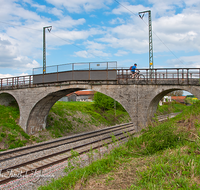 fileadmin/roha/images_galerie/orte_landschaft/Teisendorf/Weildorf/TECHN-EISENB-TEI-0018-D-roha-Technik-Eisenbahn-Bruecke-Gleise-Zug-Teisendorf-Amersberg.png