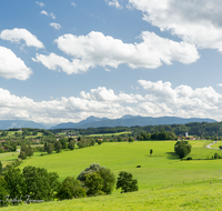 fileadmin/roha/images_galerie/orte_landschaft/Waging/WAG-SEE-0019-02-D-roha-Waging-Panorama-Untersberg.png