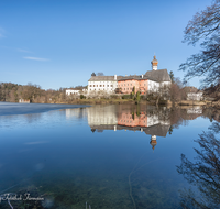 fileadmin/roha/images_galerie/orte_landschaft/Anger/Hoeglwoerth/AN-HOE-0019-01-A-01-D-roha-Anger-Hoeglwoerth-Kloster-See-Spiegelung-Eis.png