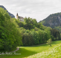 fileadmin/roha/images_galerie/orte_landschaft/Bad_Reichenhall/BAD-REI-PANKR-0015-D-roha-Bad-Reichenhall-Pankraz-Kircherl-Karlstein-Fruehling-Blumenwiese.png