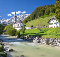 fileadmin/roha/Interessantes-in-Kurzform/BGD-RA-0028-08-D-roha-Berchtesgaden-Ramsau-Kirche-Zwiebelturm-Reiter-Alpe-Ramsauer-Ache-Wasser-Steg.png