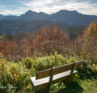 fileadmin/roha/images_galerie/orte_landschaft/Anger/Anger/Anger-Landschaft/LANDS-TEISB-BA-0001-D-roha-Landschaft-Teisenberg-Bank-Hochstaufen-Zwiesel-Herbst.png