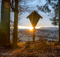 fileadmin/roha/images_galerie/kirche_religion/Teisendorf/SO-AU-TEIS-0002-0757-01-D-roha-Sonnenaufgang-Teisendorf-Schelmberg-Wegkreuz.png