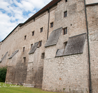 fileadmin/roha/images_galerie/orte_landschaft/Tittmoning/TITTM-BURG-0015-D-roha-Tittmoning-Burg-Mauer-Fenster-Schindeldach.png