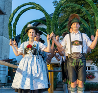 fileadmin/roha/images_galerie/brauchtum/Tracht/Trachtenverein_Anger/BR-TRACH-ANG-20190908-2049-D-roha-Brauchtum-Tracht-Anger-Hoeglwoerth-Kronentanz.png