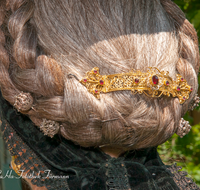 fileadmin/roha/images_galerie/brauchtum/Tracht/Details/BR-TRACH-DETAIL-0012-D-roha-Brauchtum-Tracht-Zopf-Frisur-Haarnadel-Haarspange.png