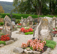 fileadmin/roha/images_galerie/kirche_religion/Ainring/KKKM-AINR-THUND-FRIEDH-0001-D-roha-Ainring-Thundorf-Friedhof-Grab.png