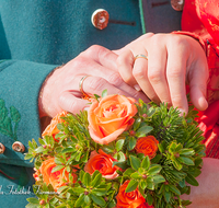 fileadmin/roha/images_galerie/dies_das/LANDA-BRAUT-STR-0017-D-roha-Landart-Braut-Strauss-Hochzeit-Rosen-Hand-Ehering.png