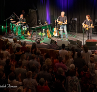 fileadmin/roha/images_galerie/orte_landschaft/Laufen/Theater-Salzachhalle-Salzachfestspiele/LAUF-SALZ-HAL-SCHM-2234-01-D-roha-Laufen-Salzachfestspiele-Salzachhalle-Schmidbauer-Kaelberer-Pollina-Konzert.png