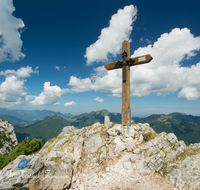 fileadmin/roha/images_galerie/orte_landschaft/Ruhpolding/RUH-HOERNDL-KR-0001-D-roha-Ruhpolding-Hoerndlwand-Gipfel-Kreuz.png