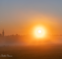 fileadmin/roha/images_galerie/orte_landschaft/Teisendorf/TEI-SA-0003-0645-01-D-roha-Teisendorf-Sonnenaufgang-Kirche.png