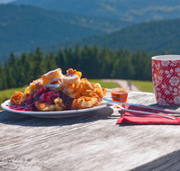 fileadmin/roha/images_galerie/orte_landschaft/Stoisser-Alm/Stoisser-Alm-kulinarisch/TEI-STO-GAS-0044-D-M-roha-Teisendorf-Stoisseralm-Kaiserschmarrn-Tasse-Kaffee-Marmelade-Schnaps.png