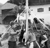 fileadmin/roha/Gautrachtenfest/Bilderglalerie/Teisendorf-Freidling-Maibaum-_aufstellen.png