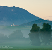 fileadmin/roha/images_galerie/orte_landschaft/Ainring/AINR-UL-0017-D-roha-Ainring-Ulrichshoegl-Stimmung-Sonnenaufgang-Nebel-Untersberg.png