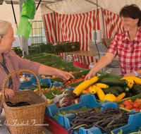 fileadmin/roha/images_galerie/Menschen/AN-MARKT-0009-D-roha-Anger-Markt-Mensch-Obst-Gemuese-Zucchini-Tomate-Bohne-Salat.png