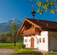 fileadmin/roha/images_galerie/orte_landschaft/Anger/Anger/AN-TRACHTH-0002-D-roha-Anger-Trachtenheim-Hochstaufen-Herbst.png