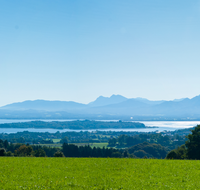 fileadmin/roha/images_galerie/orte_landschaft/Rimsting-Chiemsee/CHIE-PAN-RATZ-0004-D-roha-Chiemsee-Ratzinger-Hoehe-Panorama-Stimmung.png