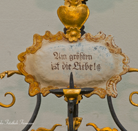 fileadmin/roha/images_galerie/kirche_religion/Teisendorf/KKKM-TEIS-KIR-0020-1-D-roha-Grabkreuz-Kirche-Teisendorf-Spruch-Liebe.png