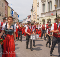 fileadmin/roha/images_galerie/musik/Blasmusik/Teisendorf-Neukirchen-Weildorf/MU-BLA-TEI-MA-0002-1217-01-D-roha-Musik-Blasmusik-Musikkapelle-Teisendorf-Marktstrasse-Festzug.png