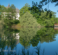 fileadmin/roha/images_galerie/orte_landschaft/Petting/PE-SEEH-SCHL-0001-05-D-roha-Petting-Schloss-Seehaus-Weitsee-Fruehling.png