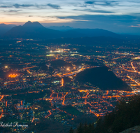 fileadmin/roha/images_galerie/orte_landschaft/Salzburg/Nacht-Salzburg/SA-GAISB-PAN-0026-D-roha-Salzburg-Gaisberg-Panorama-Sonnenuntergang-Hochstaufen-Nacht.png