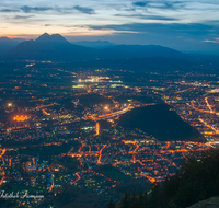 fileadmin/roha/images_galerie/orte_landschaft/Salzburg/Nacht-Salzburg/SA-GAISB-PAN-0026-D-roha-Salzburg-Gaisberg-Panorama-Sonnenuntergang-Hochstaufen-Nacht.png