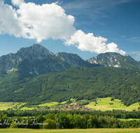 fileadmin/roha/images_galerie/orte_landschaft/Anger/Aufham/AUF-PAN-0008-D-roha-Aufham-Panorama-Anger-Hochstaufen-Zwiesel.png