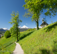 fileadmin/roha/images_galerie/kirche_religion/Berchtesgaden/BGD-KIRCHL-KAP-0052-D-roha-Berchtesgaden-Kirchleitn-Kapelle-Fruehling-Watzmann.png