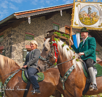 fileadmin/roha/images_galerie/brauchtum/Leonhardiritt/Holzhausen_01/BR-PFRI-HOLZ-0122-D-roha-Brauchtum-Pferdeumritt-Holzhausen-Teisendorf-Leonhardiritt-Pferd-Reiter-Reiterin-Standarte.png