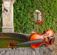 fileadmin/roha/images_galerie/musik/klassisch/MU-GEIG-HOEGLW-0003-D-roha-Musik-Geige-Brunnen-Hoeglwoerth.png