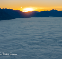 fileadmin/roha/images_galerie/orte_landschaft/Salzburg/Gaisberg-Flughafen-Wals/SA-GAISB-NEB-0038-D-roha-Salzburg-Gaisberg-Panorama-Sonnenuntergang-Nebel.png